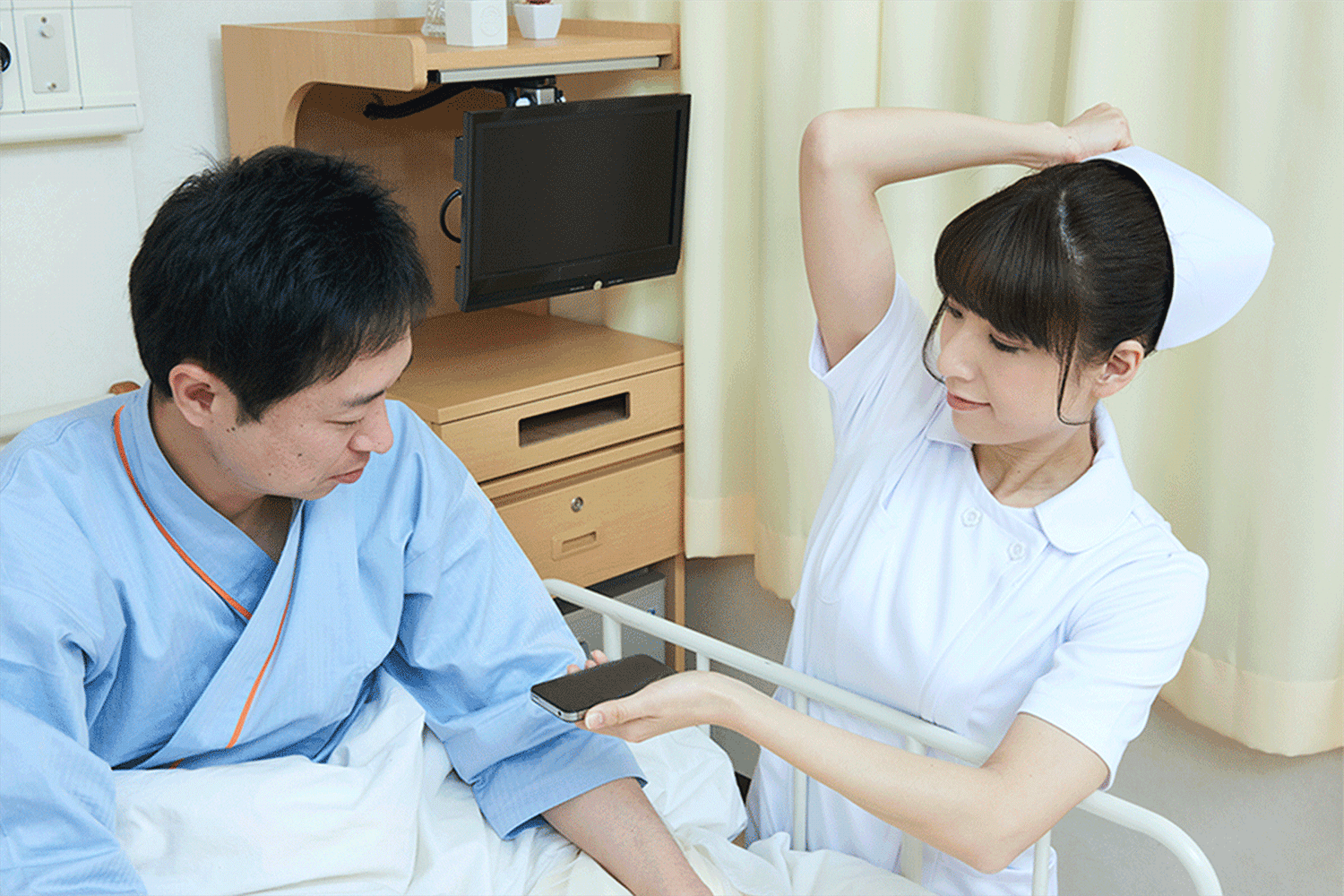 Азиатские медсестры практикуются помогать пациентам