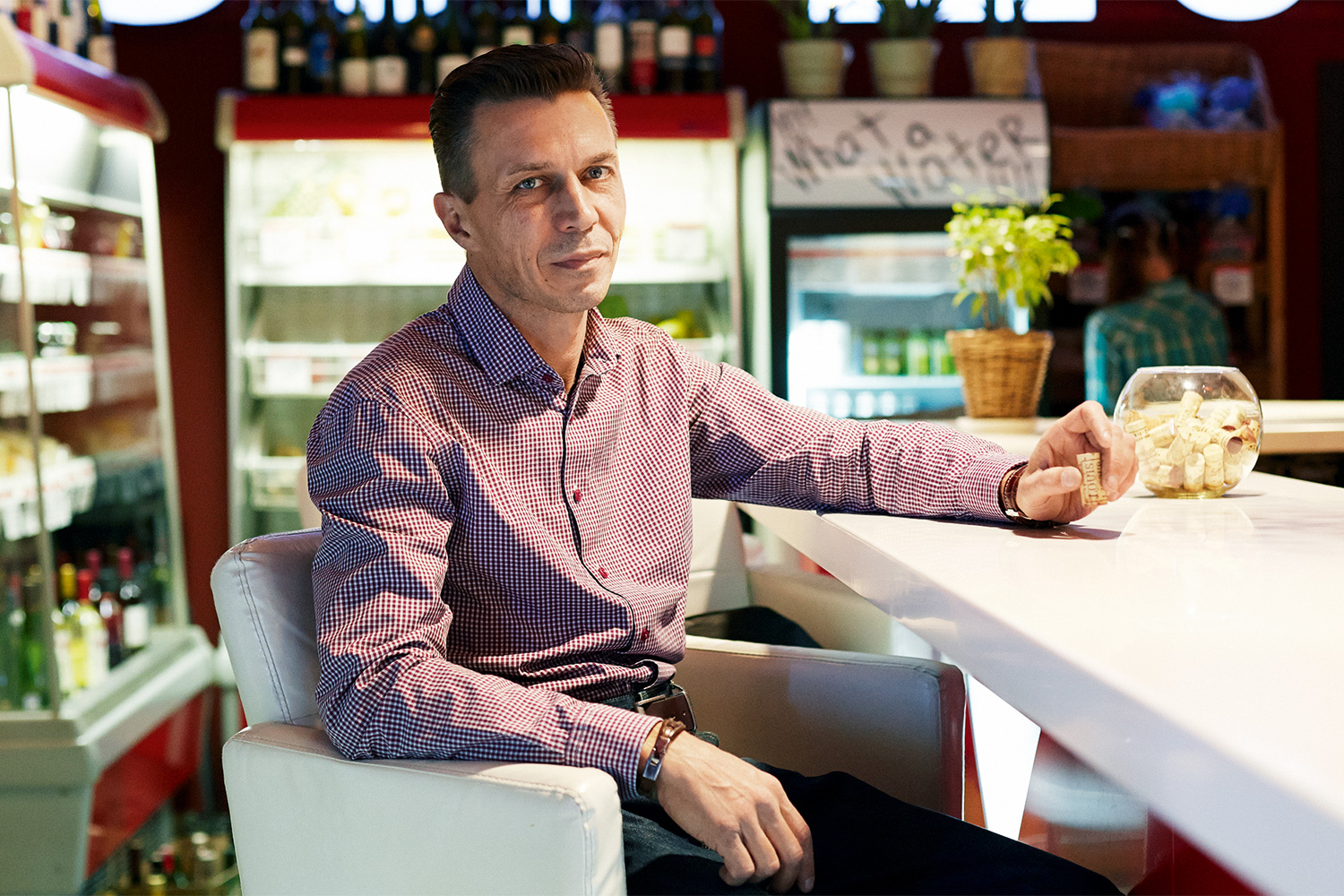 За небольшую плату в ресторане Sehr Schon, соучредителем которого является сомелье Денис Романов, можно устроиться и с собственной бутылкой