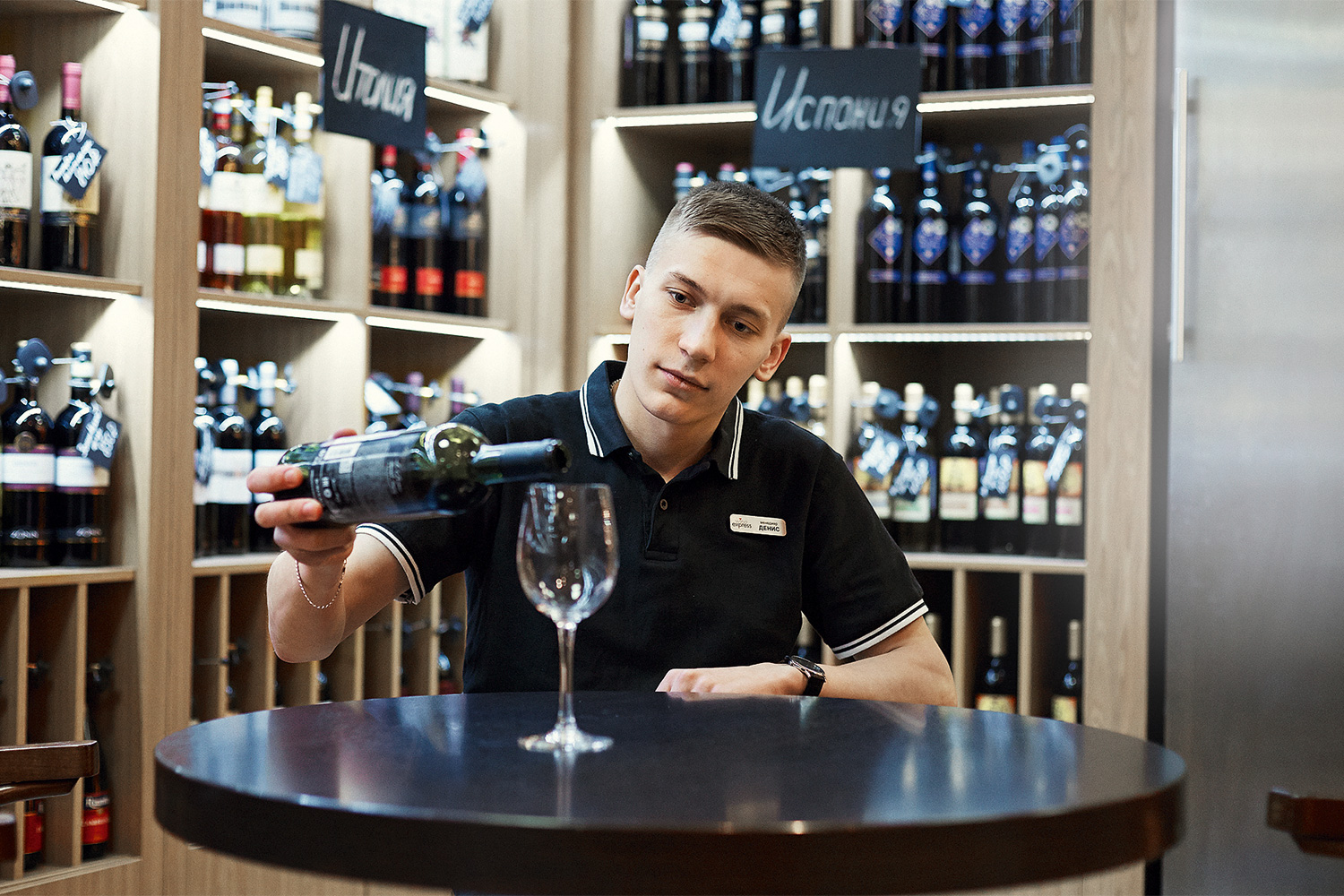 У сети Wine Express, в которой работает Денис Демиденко, есть собственная школа вина — состоит из восьми занятий