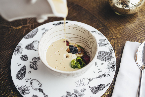суп из топинамбура с палтусом и маринованной брюссельской капустой (420 р.),