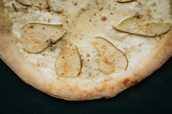 пицца с грушей и горгонзолой от Osteria numero uno