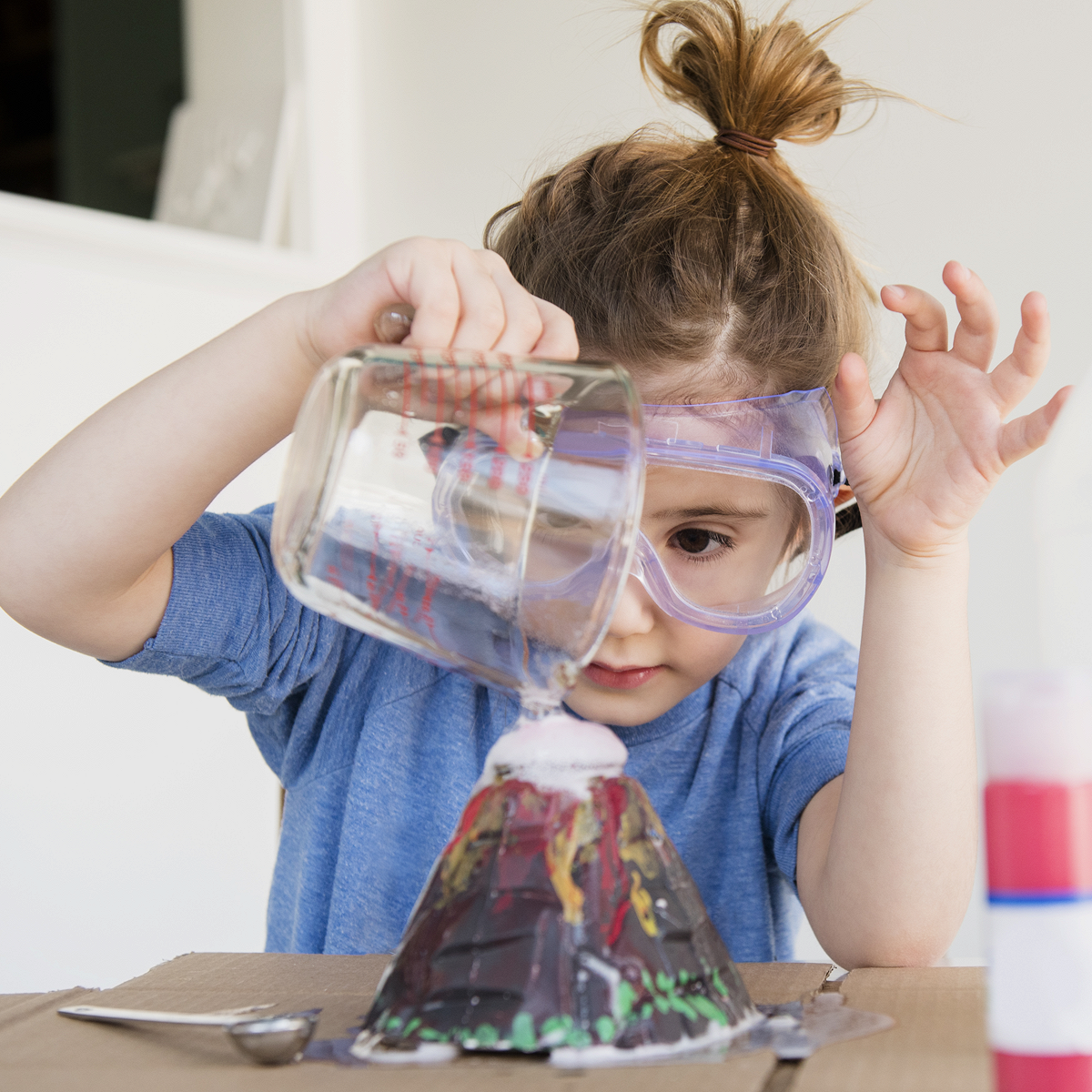 Как увлечь детей наукой на каникулах? 6 небанальных домашних опытов от Sciencely