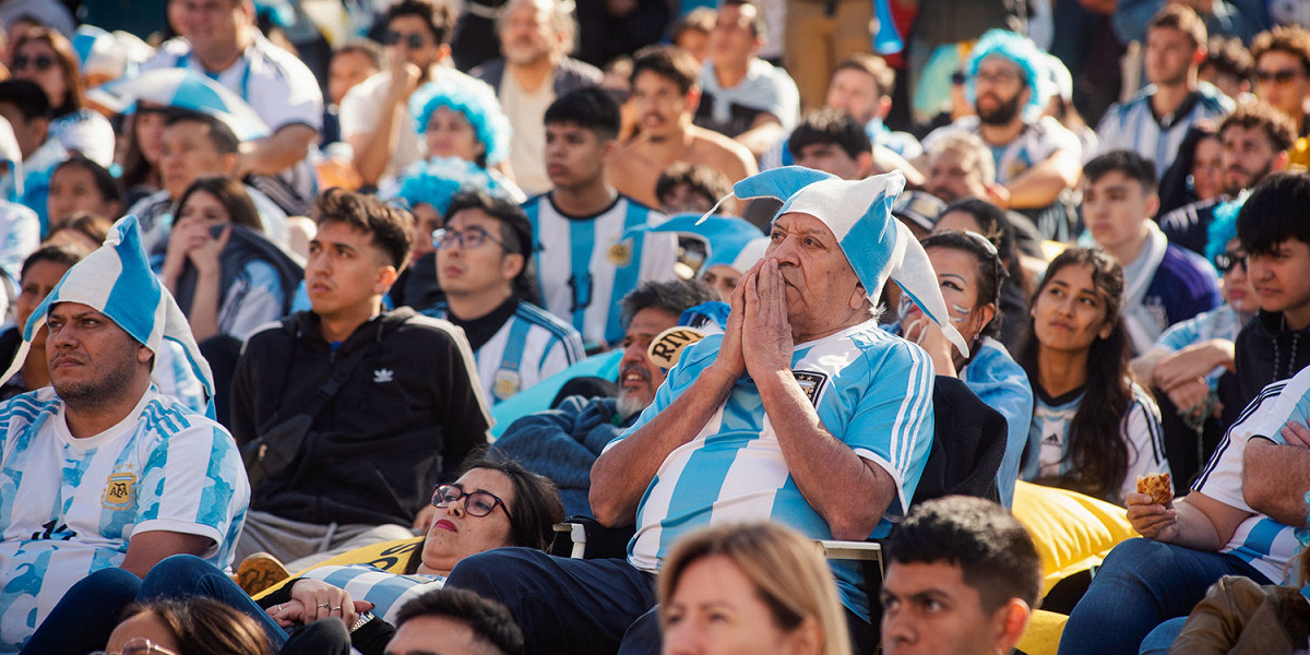 «Флаги на щеках были размазаны от слез»: как Аргентина смотрела первый матч на ЧМ