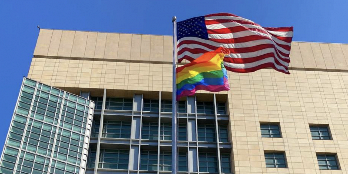 American embassy. Генконсульство США В Москве. Флаг ЛГБТ на посольстве США В Москве. Американское посольство в Варшаве. Джакарта посольство США.