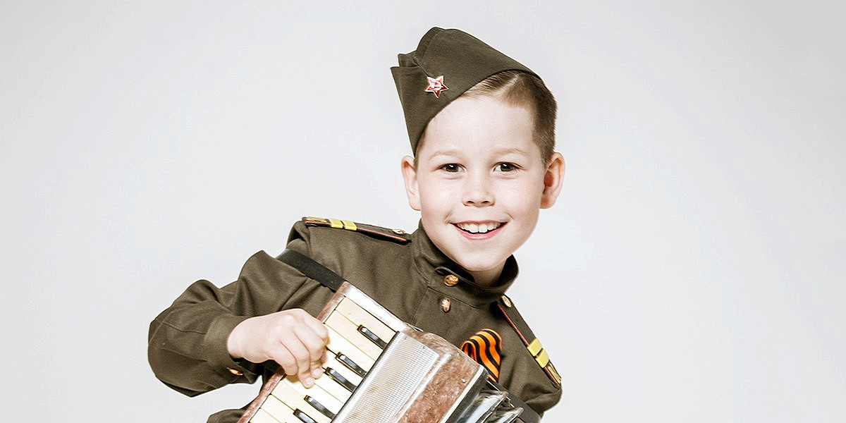 Мальчик на дне победы. Дети в военной форме. Малыш в военной форме. Детская фотосессия ко Дню Победы. Мальчик в военной форме.