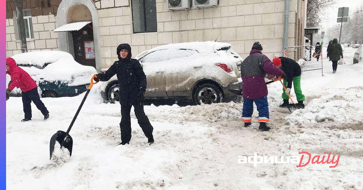 Техника убирает снег во дворе. Дети убирают снег. Дворник в Москве. +Москва плохо убранный снег.