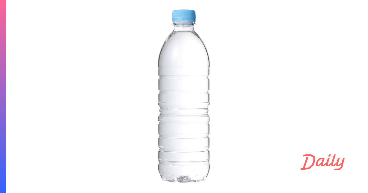 Набираем сосуд литров воды. 2 Литра воды. Вода 2.5 литра. Литр воды на белом фоне. ПЭТ бутылка с желтой жидкостью.