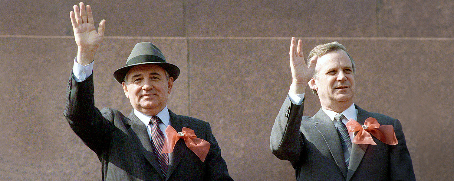 Политика последнего дня. Горбачев в шляпе. Горбачев машет рукой. Горбочём машет рукой.