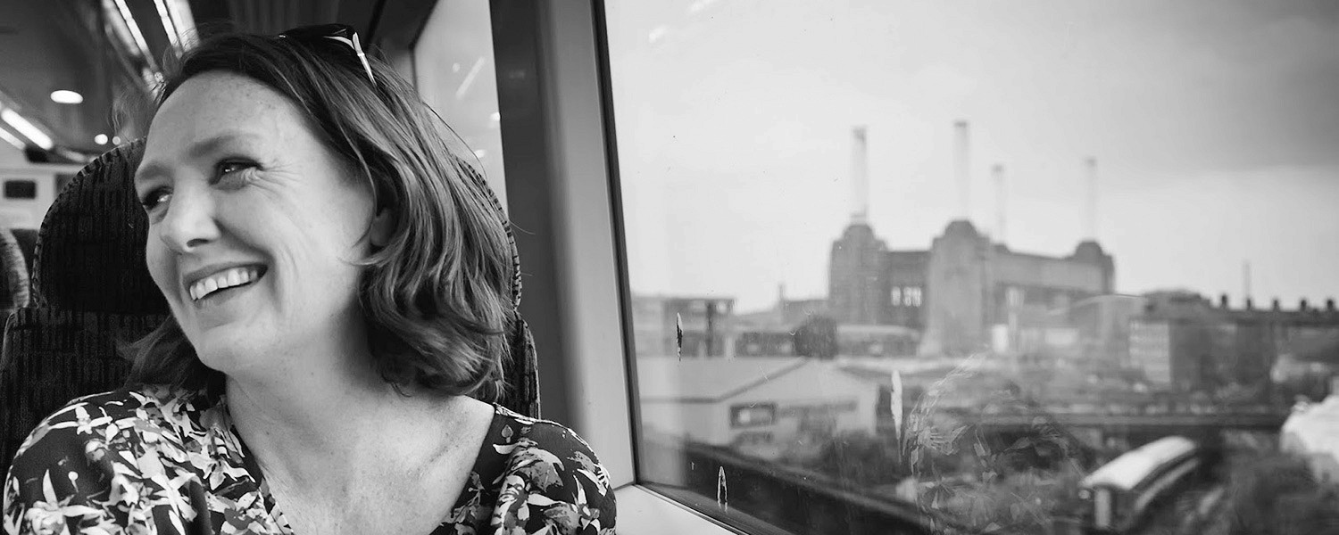 «Девушка в поезде»: почему триллер британской журналистки стал бестселлером года