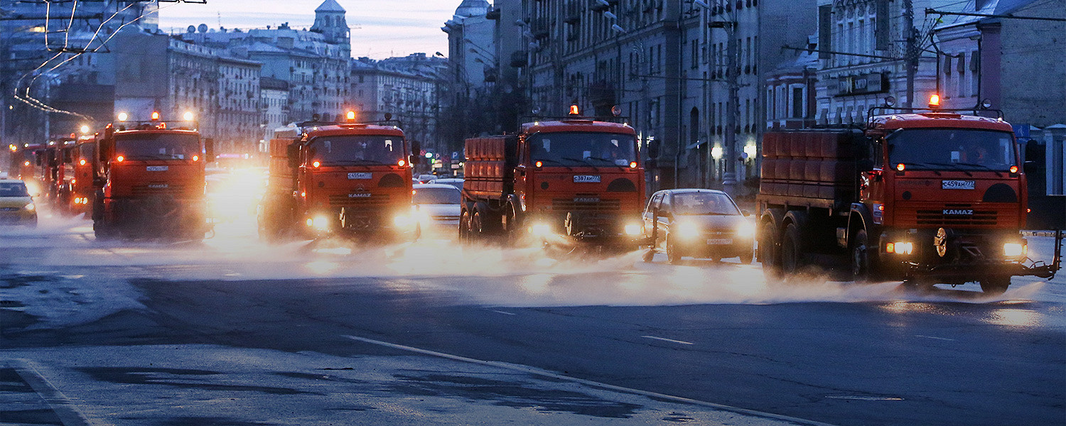 Мытье дорог. Поливальные машины в Москве. Мойка дорог в Москве. Огонь.