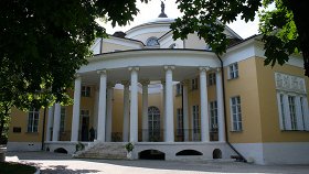 Есть много чудных мест, украшенных на диво