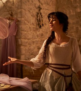 Онлайн-премьеры недели: «Золушка», «Бумажный дом», «Чем мы заняты в тени»