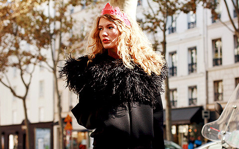 Красивые люди на Неделе моды в Париже рассуждают о санкциях