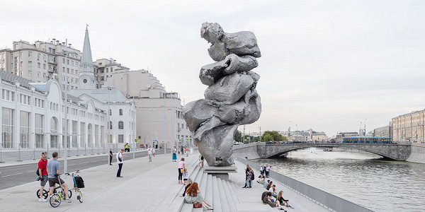 Что горожане думают о скульптуре в виде кома глины на Болотной набережной?