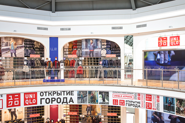 Атриум репертуар. Атриум Курская Uniqlo. Юникло в Атриуме на Курской. ТЦ Атриум Курская магазины. Uniqlo открытие в Москве Атриум.