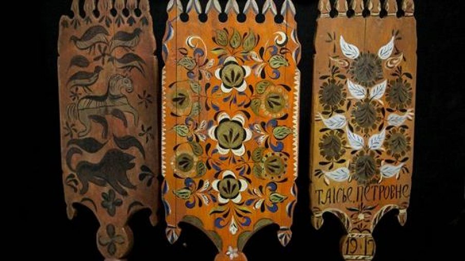 прялка доска. прялки с геометрической резьбой. прялка в древней руси. пермогорская прялка. прялка старинная.