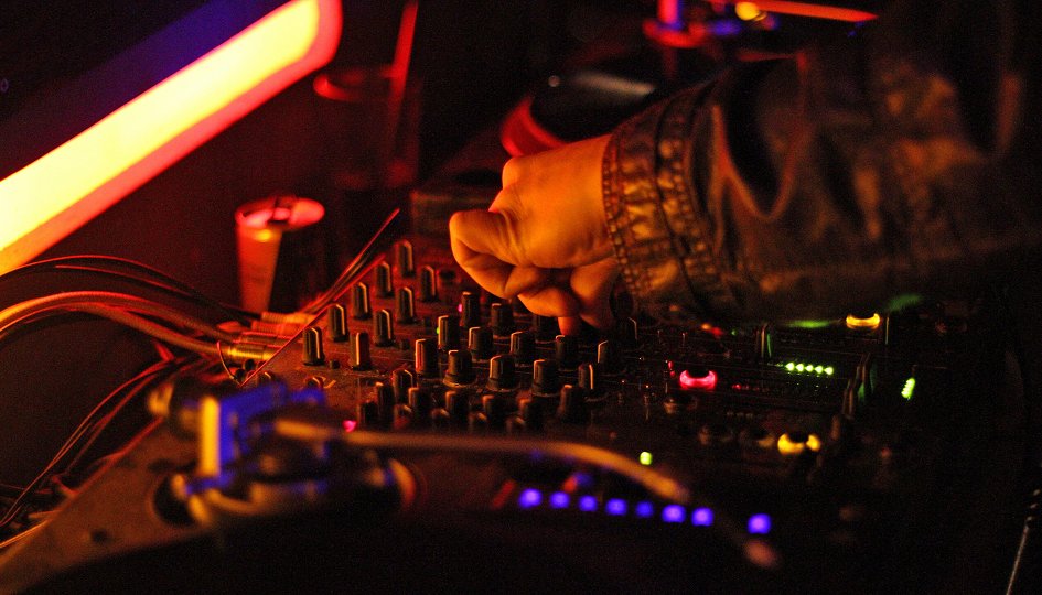 Концерты: «Вечеринка Ретро FM»: DJ Чайкин Концерты: «Вечеринка Ретро FM»: DJ Чайкин