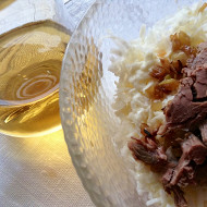 Салат из редьки с говядиной и карамелизованным луком