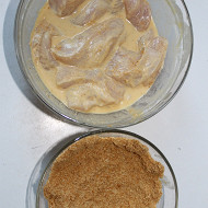 Куриное филе с йогуртом и горчицей, запеченное в крекерах
