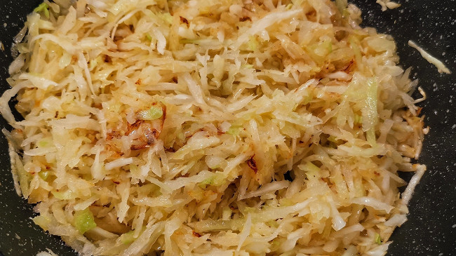 Фото шага рецепта Томатная солянка с мясными колбасками 152922 шаг 3