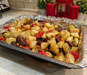 Фотография рецепта Говядина с картофелем и помидорами в духовке