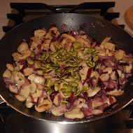 Теплый салат Рула с грибами и рукколой