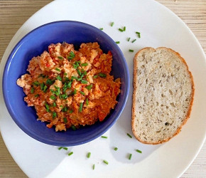 Фотография рецепта Вкусный завтрак: скрэмбл с помидором