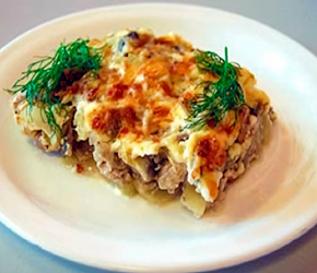 Фотография рецепта Мясо по-французски с картофелем, помидорами и сыром