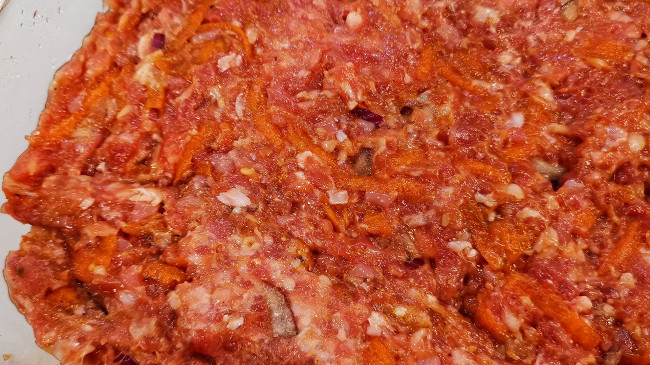 Фото шага рецепта Мясной пирог с сыром и помидорами 151956 шаг 4