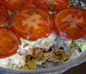 Фотография рецепта Салат с огурцами, помидорами и кукурузными хлопьями «Радуга»