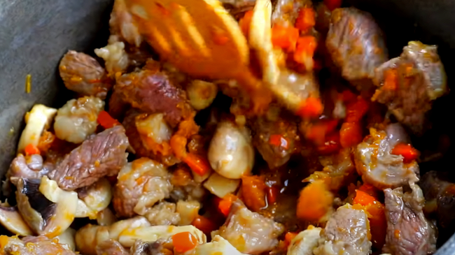 Фото шага рецепта Мясной суп с тыквой на костре 151528 шаг 6