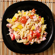Итальянский салат с ветчиной, сыром и овощами