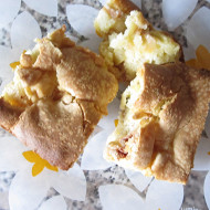 Шарлотка с корицей и яблоками