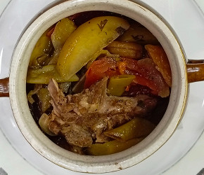 Фотография рецепта Баранина с курагой в горшочке