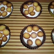 Шоколадные корзинки с клубникой и сливками