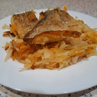 Щука на сковороде с квашеной капустой