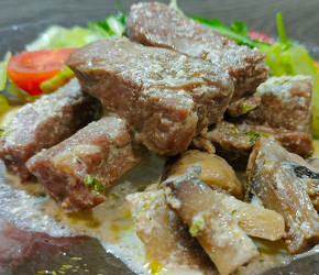 Фотография рецепта Говядина с шампиньонами и сливками