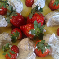 Фруктовый десерт с ананасом и клубникой
