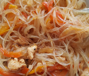 Фотография рецепта Рисовая лапша с курицей и овощами