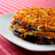 Печеночный торт с морковью и луком