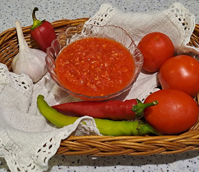 Фотография рецепта Аджика без варки с чесноком и хреном