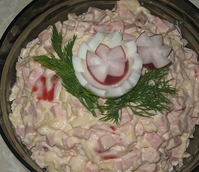 Фотография рецепта Салат с колбасой и сыром
