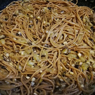 Курица, фаршированная спагетти и грибами