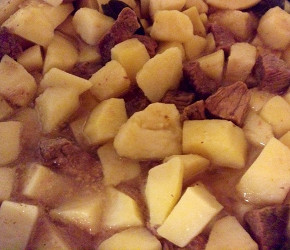 Фотография рецепта Тушеное мясо с картофелем и лавровым листом