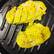 Тушеная куриная грудка в шафрановом соусе