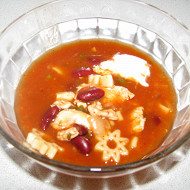 Томатный суп с фасолью и курицей