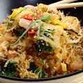 Фотография рецепта Свинина с креветками, яйцом и рисовой лапшой автор iCook