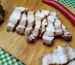 Фотография рецепта Грудинка нежная с чесноком и специями