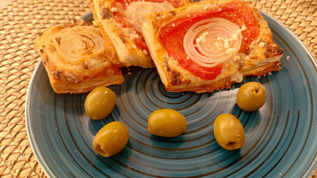 Фото шага рецепта Закуска с луком и помидорами на слоеном тесте 190966 шаг 9