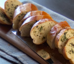 Фотография рецепта Закусочный багет с сыром и зеленью